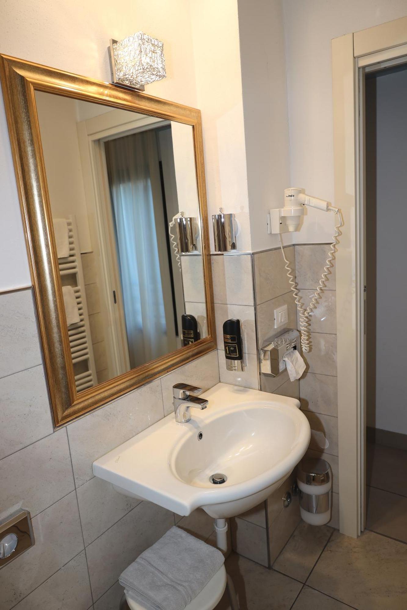 אוסיו סוטו Hotel Ristorante Continental מראה חיצוני תמונה